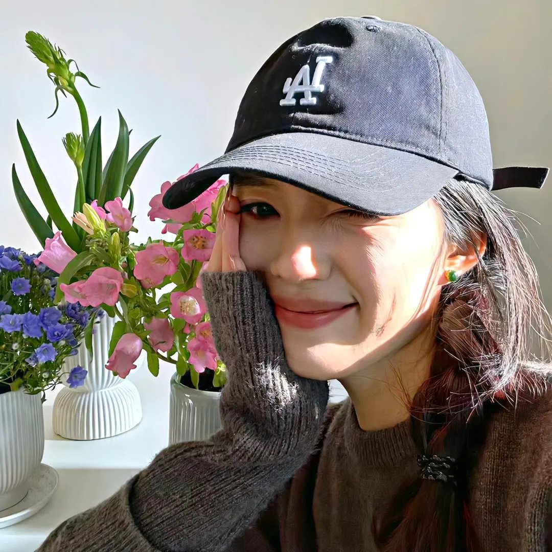 与一位女士合影